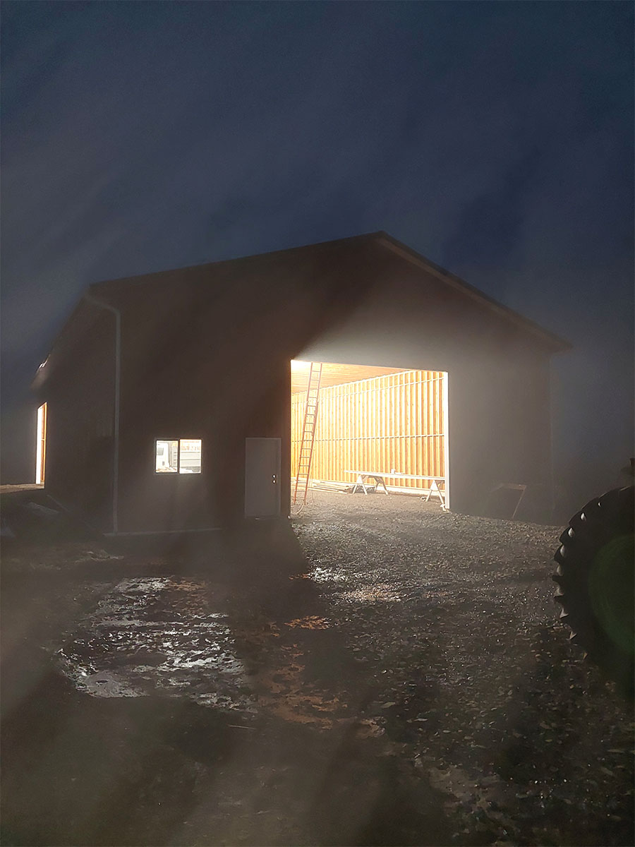 moonglo-contractors-light-application-outside